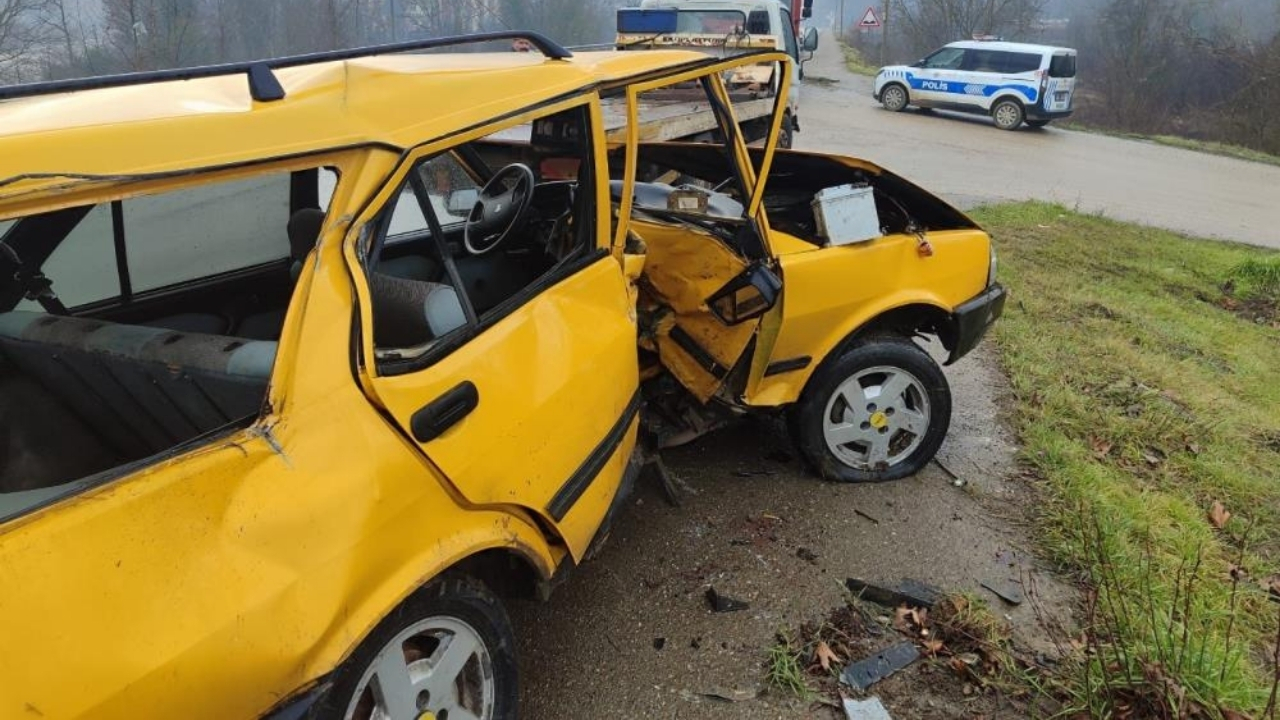 Komşuda Feci Kaza Otomobil Bariyerlere Çarptı, Sürücü Yaralandı (1)