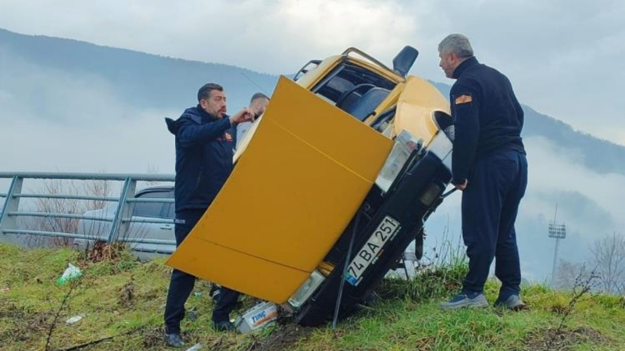 Komşuda Feci Kaza Otomobil Bariyerlere Çarptı, Sürücü Yaralandı (2)