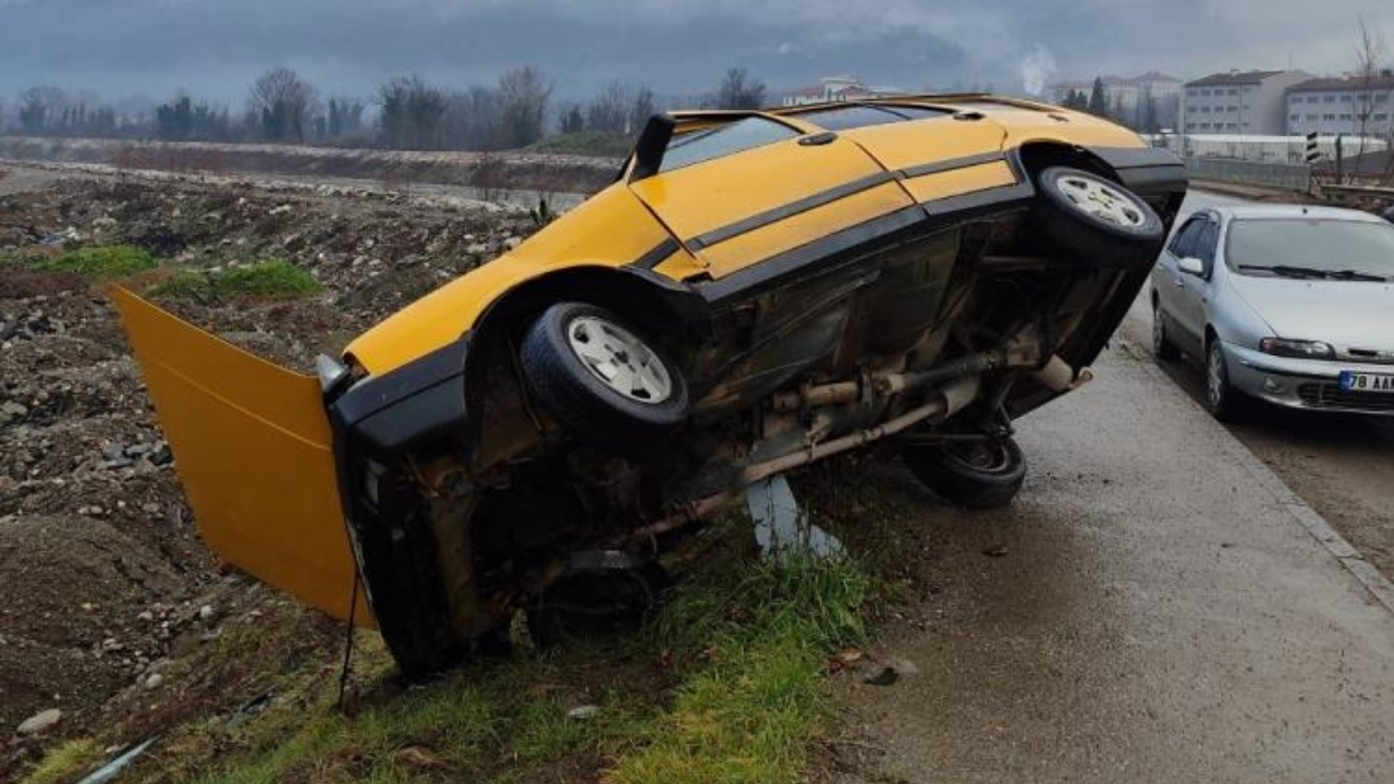 Komşuda Feci Kaza Otomobil Bariyerlere Çarptı, Sürücü Yaralandı (3)