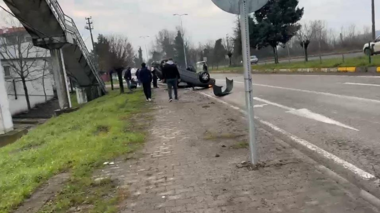 Korkutan Kaza Otomobil Takla Atıp Ters Durdu, 2 Yaralı (1)