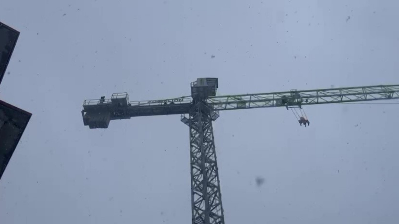 Maaşlarını Alamadıklarını Söyleyen Işçiler Kule Vincine Çıktı (1)