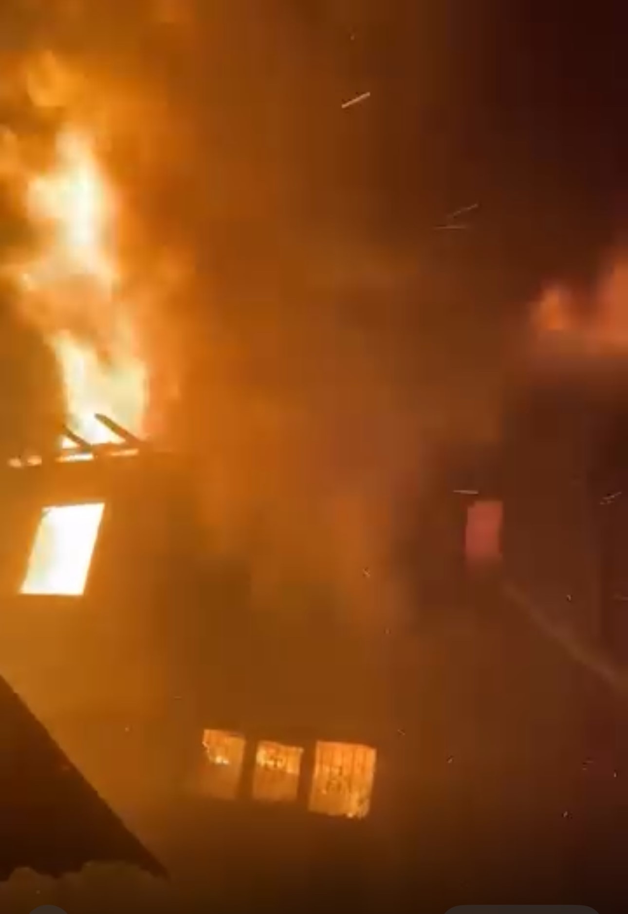 Muhtara Ait Evde Yangın İki Katlı Ev Küle Döndü 4