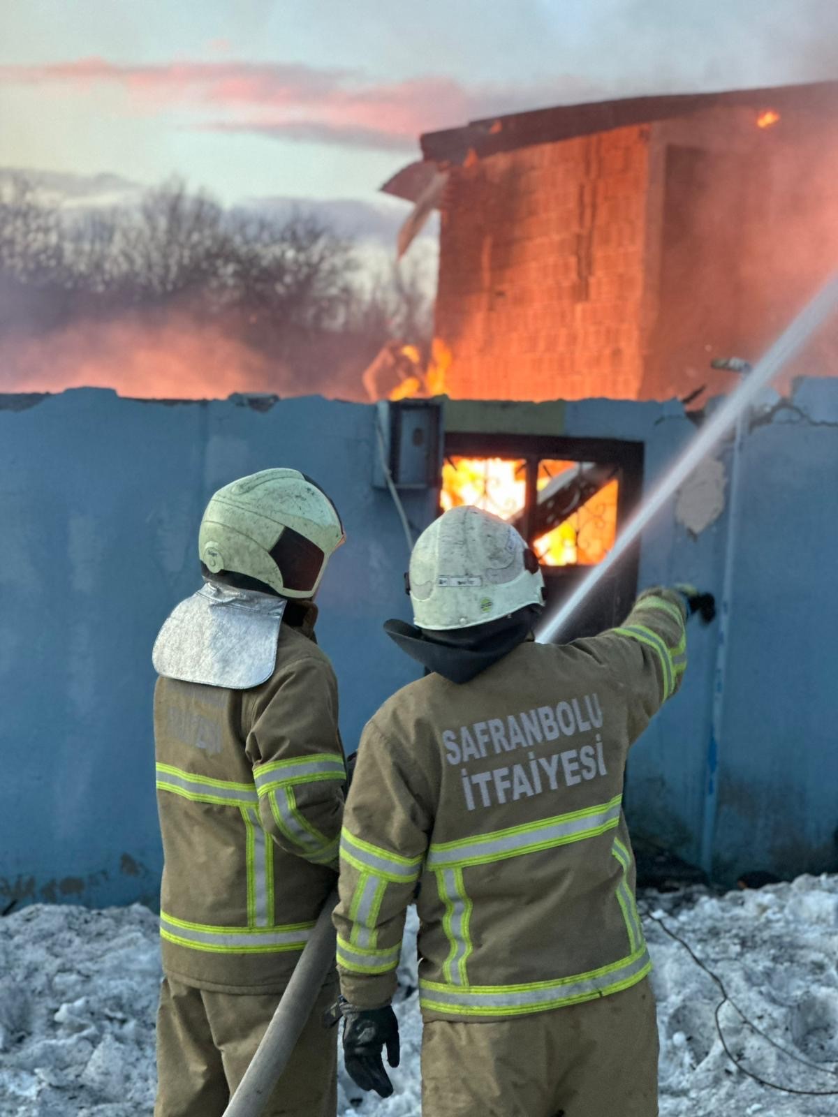 Muhtara Ait Evde Yangın İki Katlı Ev Küle Döndü 5