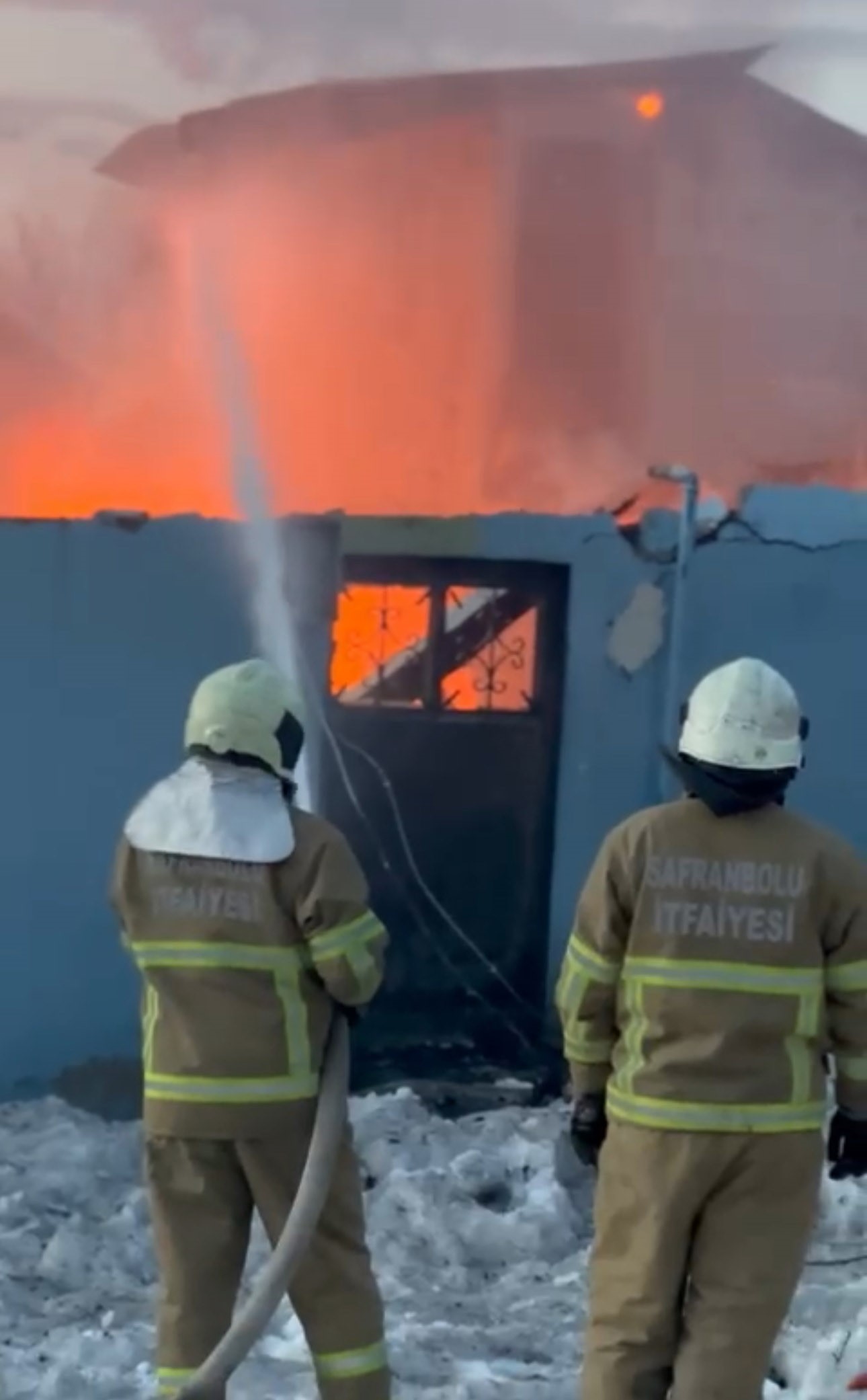 Muhtara Ait Evde Yangın İki Katlı Ev Küle Döndü 6