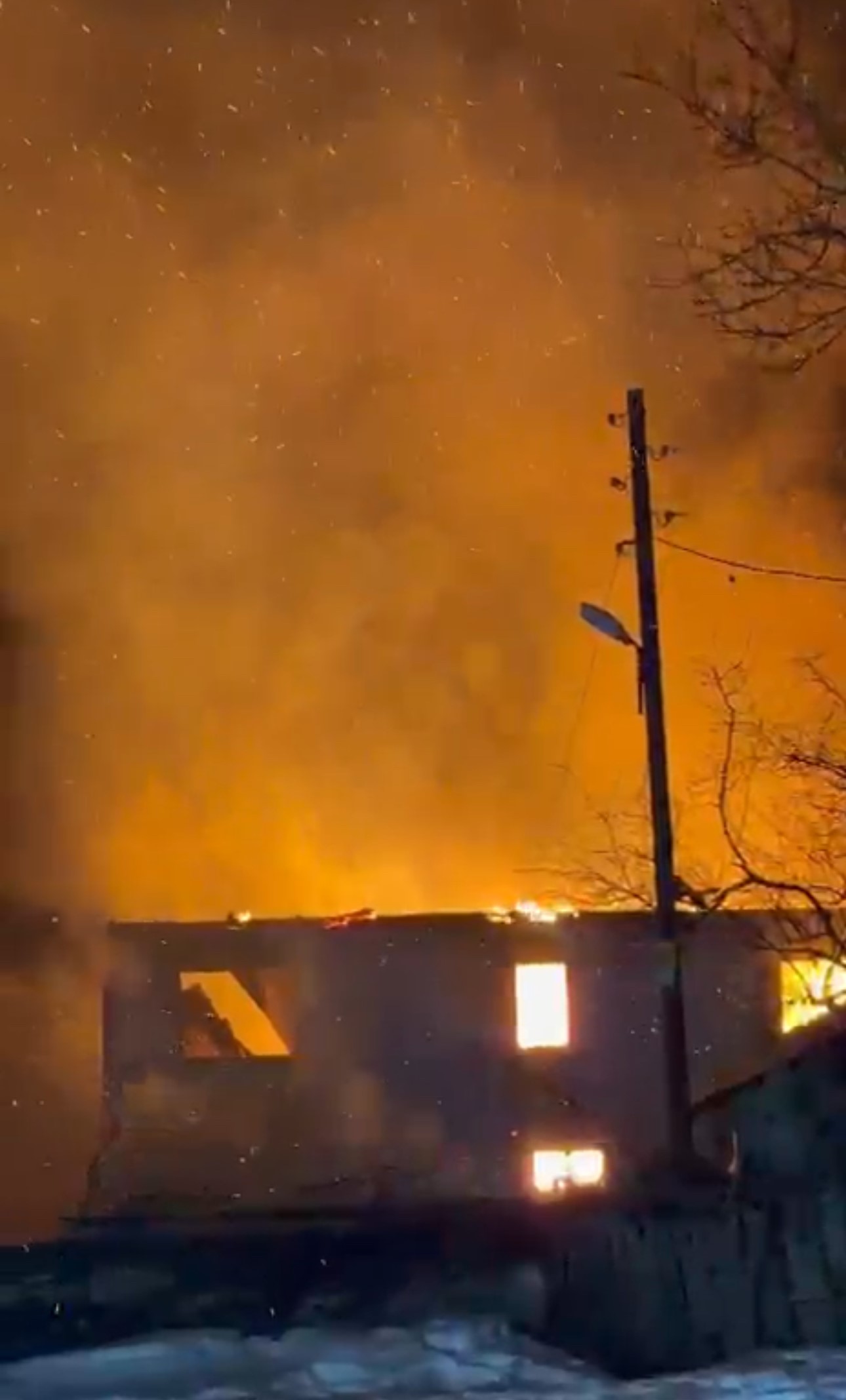 Muhtara Ait Evde Yangın İki Katlı Ev Küle Döndü 7