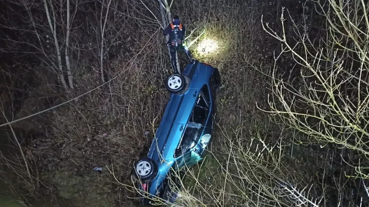 Otomobil Çaya Uçtu Baba Ve Oğlu Yaşamını Yitirdi (2)