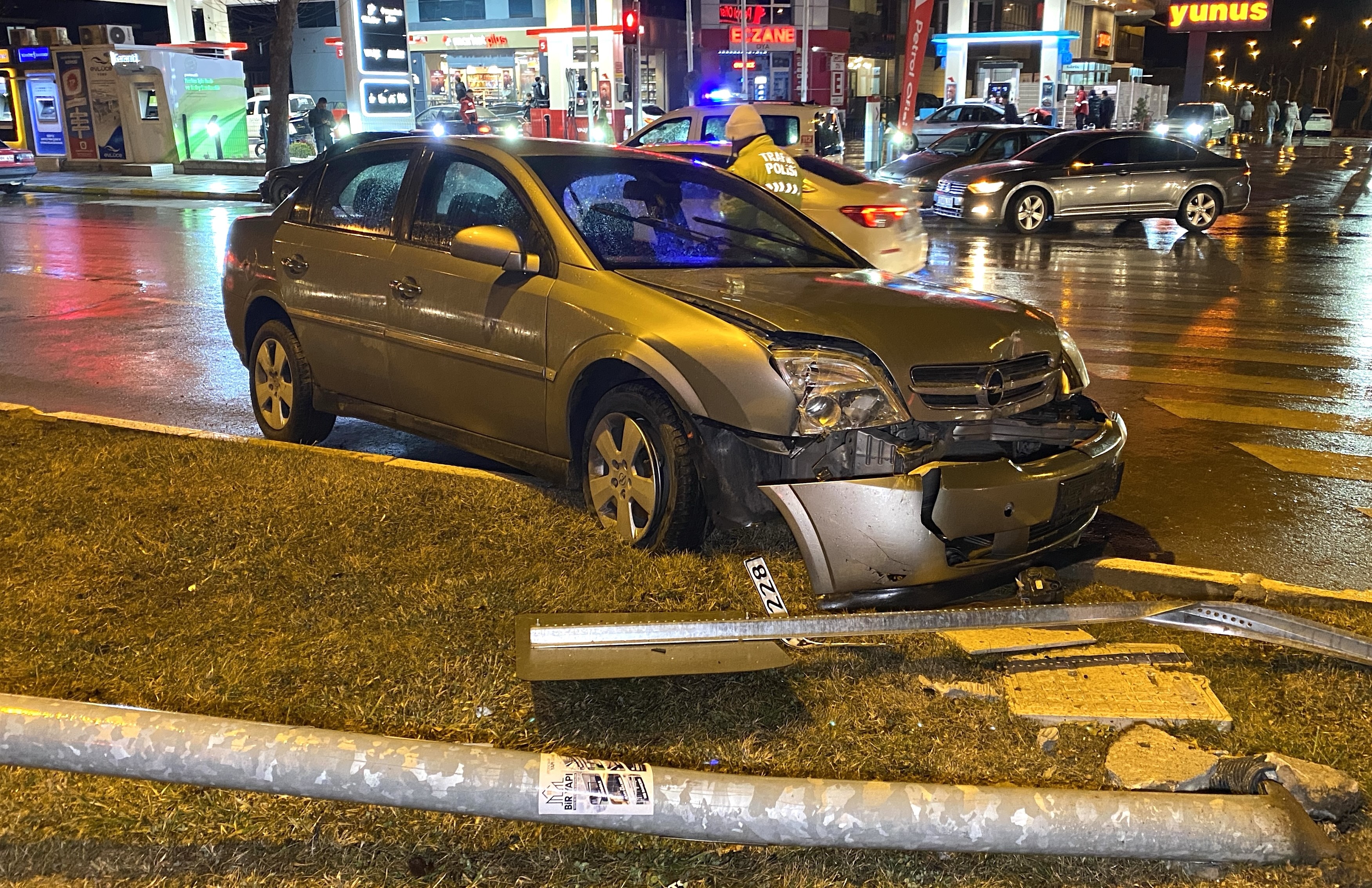 Otomobil Direğe Çarptı Kazada 1 Kişi Yaralandı 14