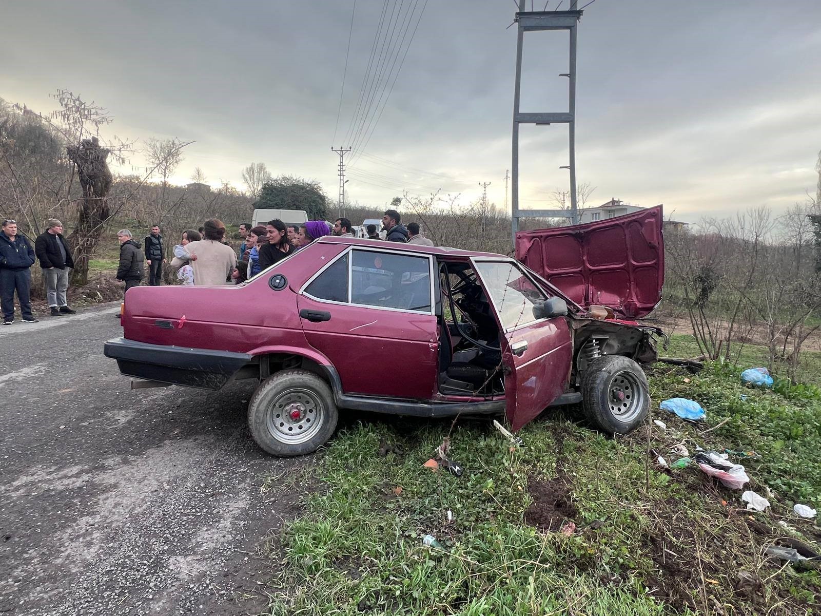 Otomobil Direğe Çarptı Kazada 2 Kişi Yaralandı 4