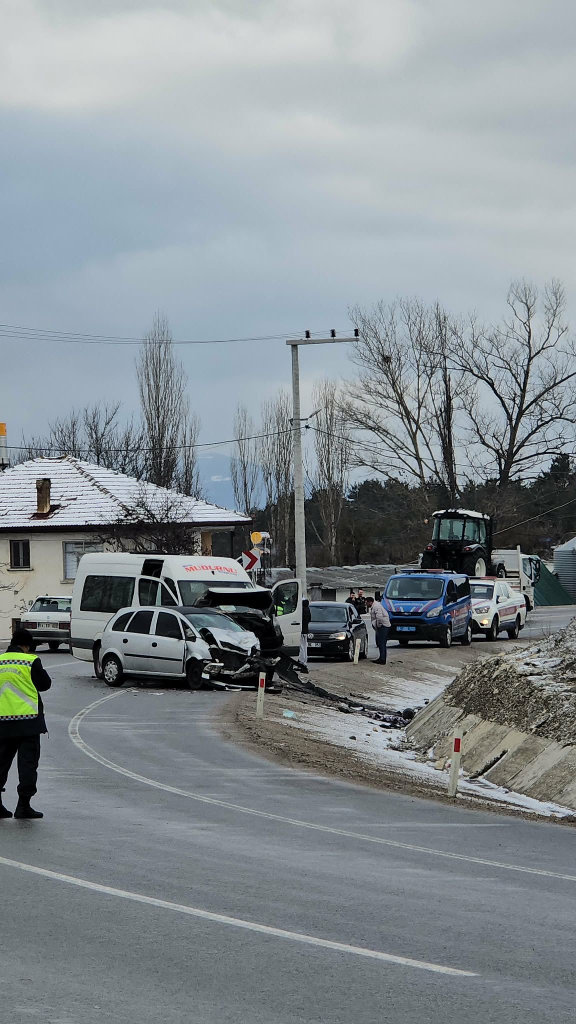 Otomobil Ile Minibüs Çarpıştı! Feci Kazada 1'I Ağır 10 Yaralı Ağır Yaralı Vatandaş Yaşamını Yitirdi! 44