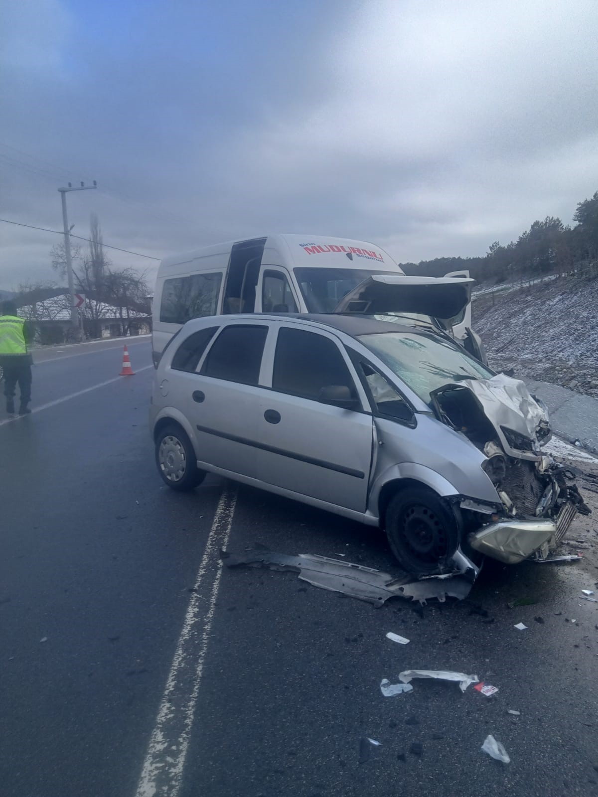 Otomobil Ile Minibüs Çarpıştı! Feci Kazada 1'I Ağır 10 Yaralı Ağır Yaralı Vatandaş Yaşamını Yitirdi! 48