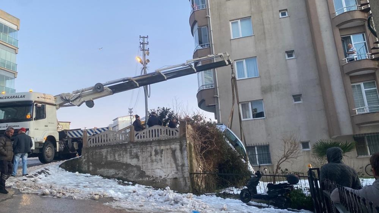 Otomobil Sinopta Bahçeye Uçtu (2)