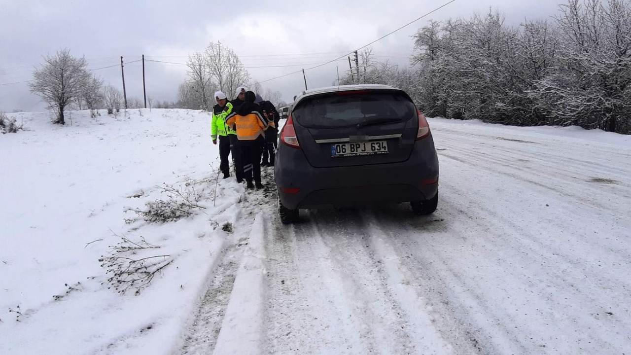 Sağlık Personelini Taşıyan Otomobil Kaza Yaptı Yolcuların Durumu Iyi (1)