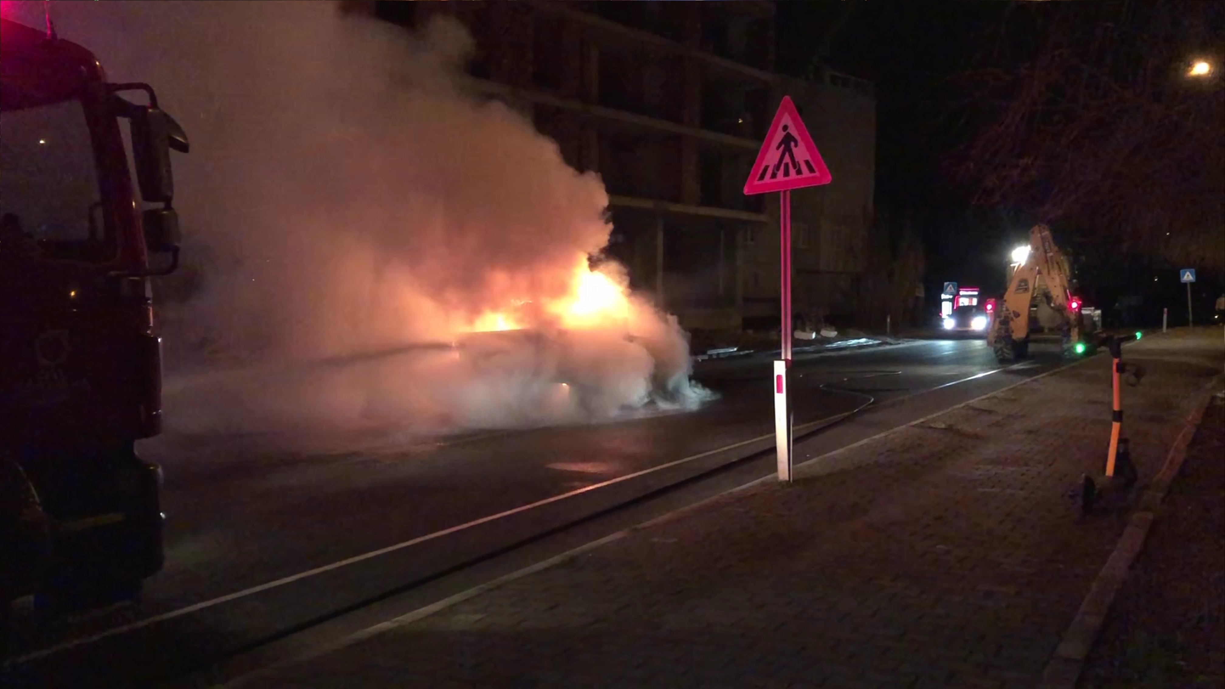 Seyir Halindeki Kamyonet Alev Alev Yandı 22222222222222