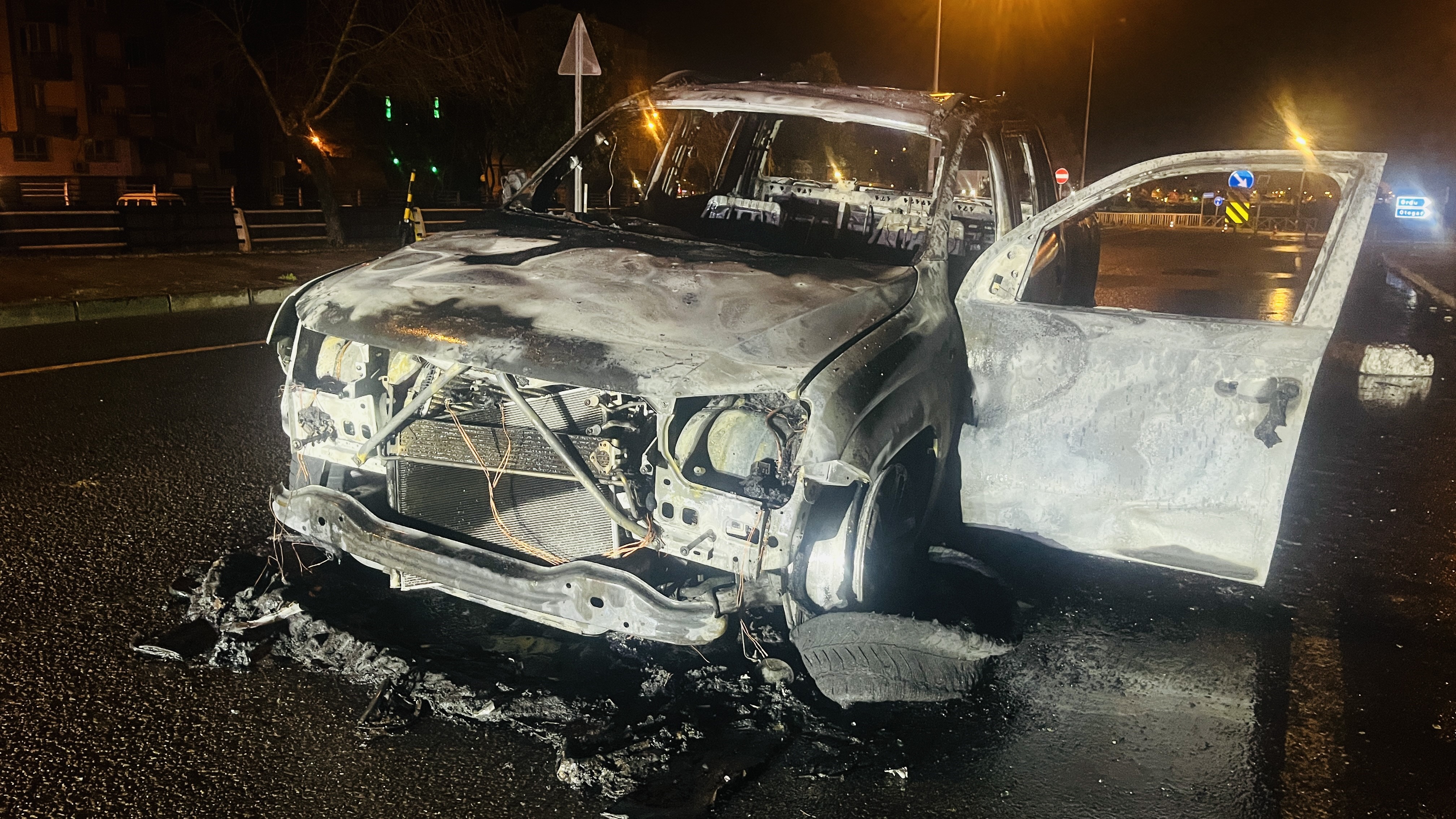 Seyir Halindeki Kamyonet Alev Alev Yandı 4