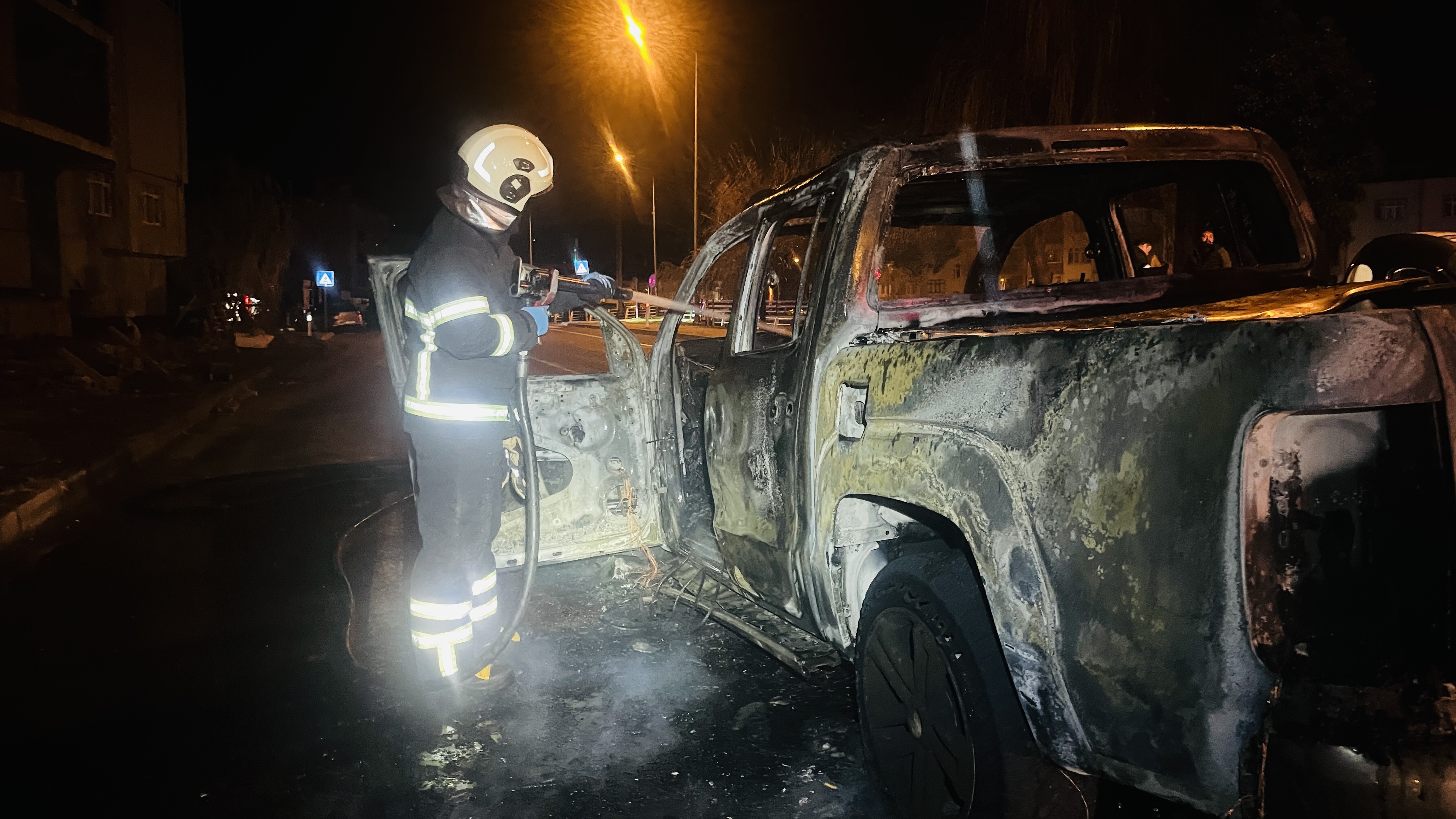 Seyir Halindeki Kamyonet Alev Alev Yandı 8