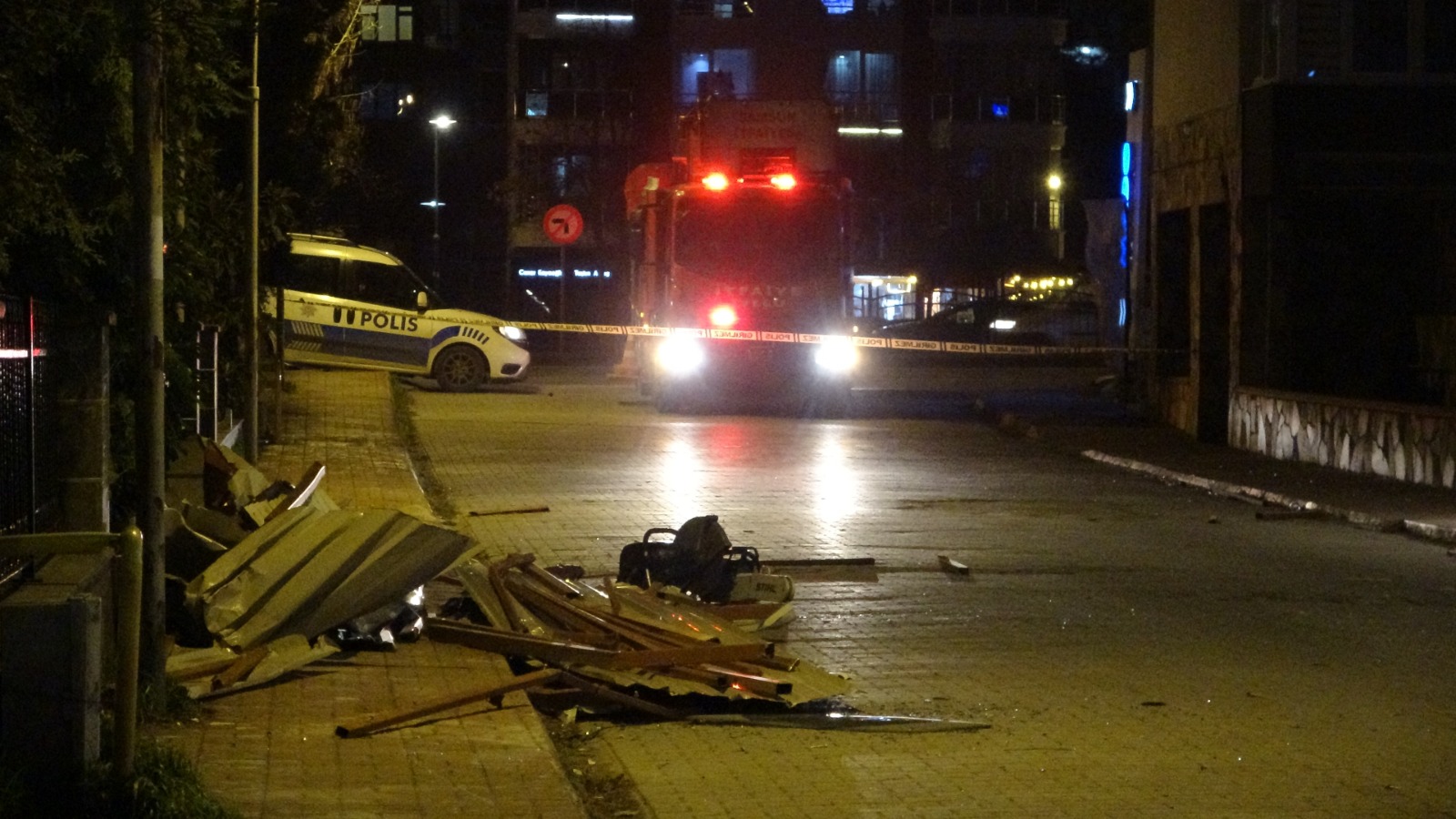 Şiddetli Fırtına Ağaçları Devirdi, Çatıları Uçurdu 15