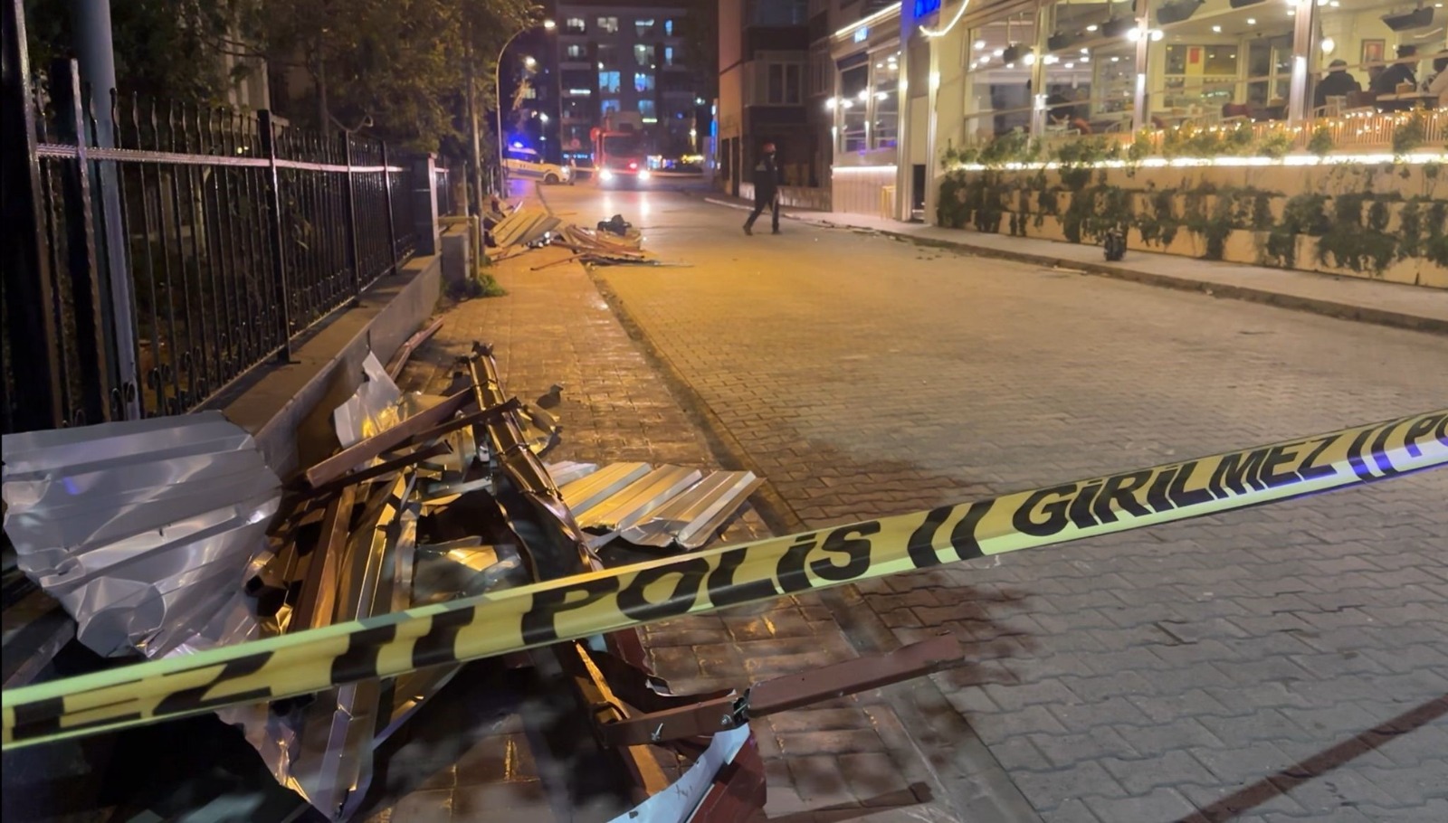 Şiddetli Fırtına Ağaçları Devirdi, Çatıları Uçurdu 2