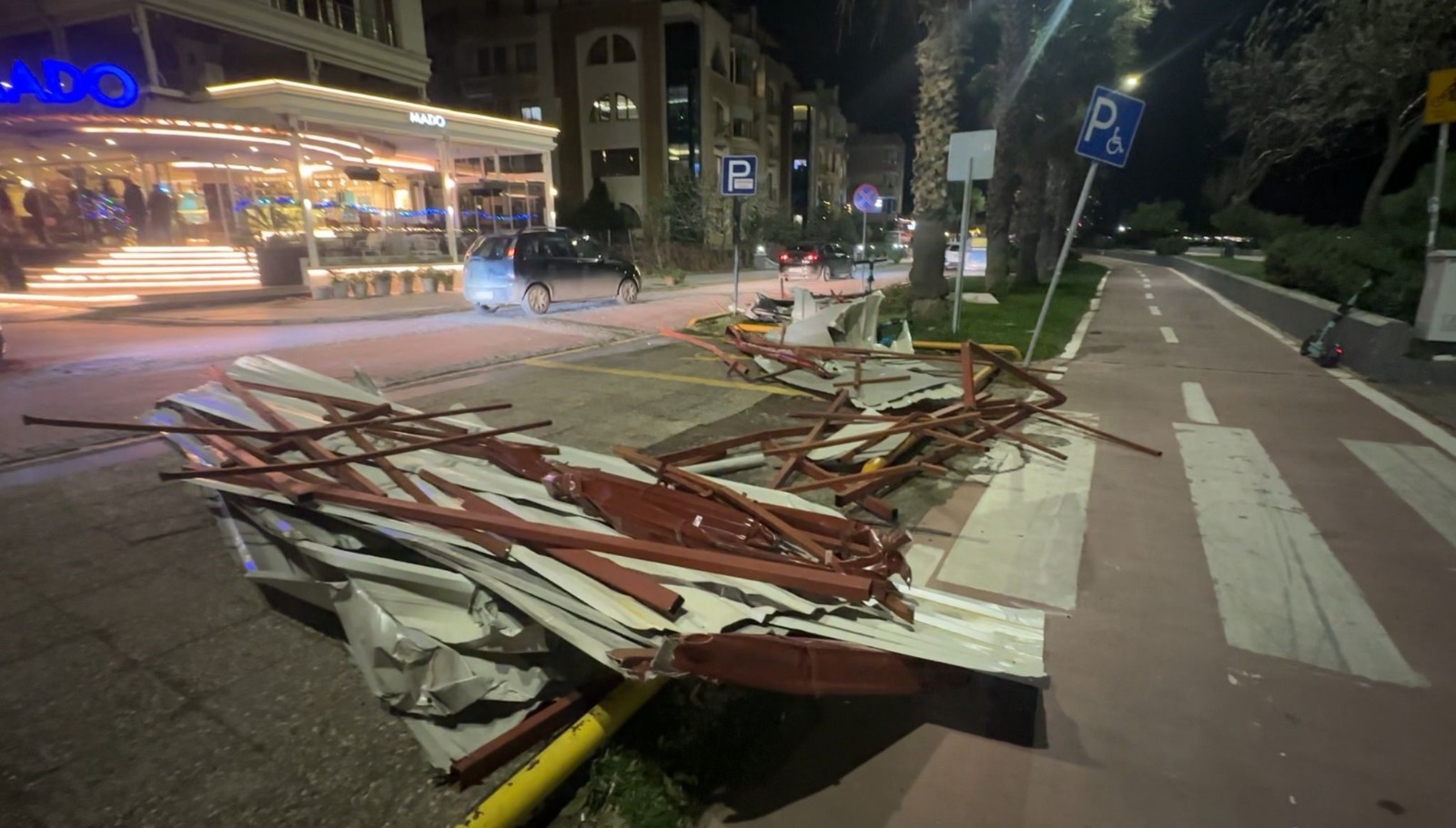 Şiddetli Fırtına Ağaçları Devirdi, Çatıları Uçurdu 4