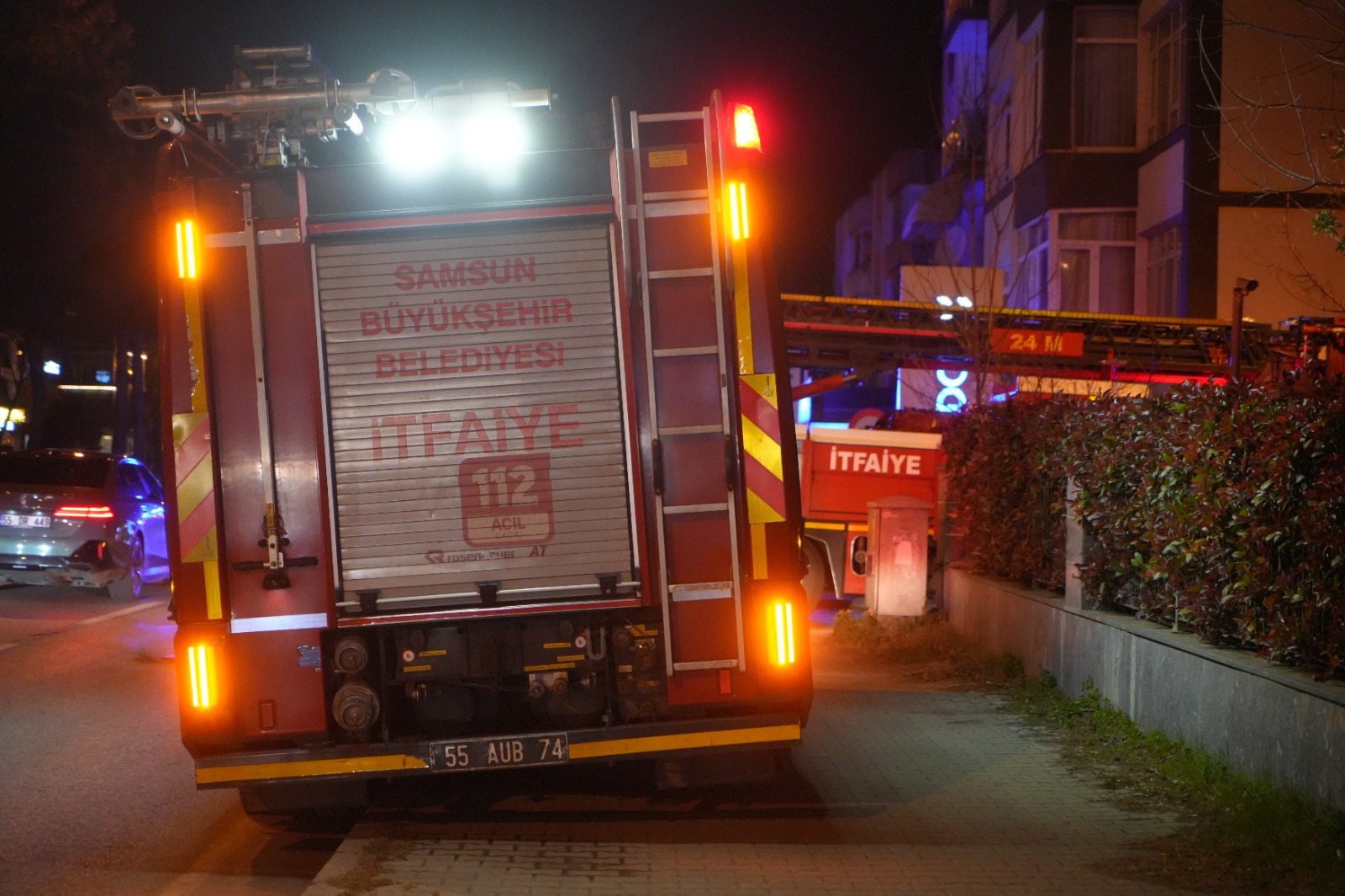 Şiddetli Fırtına Ağaçları Devirdi, Çatıları Uçurdu 7