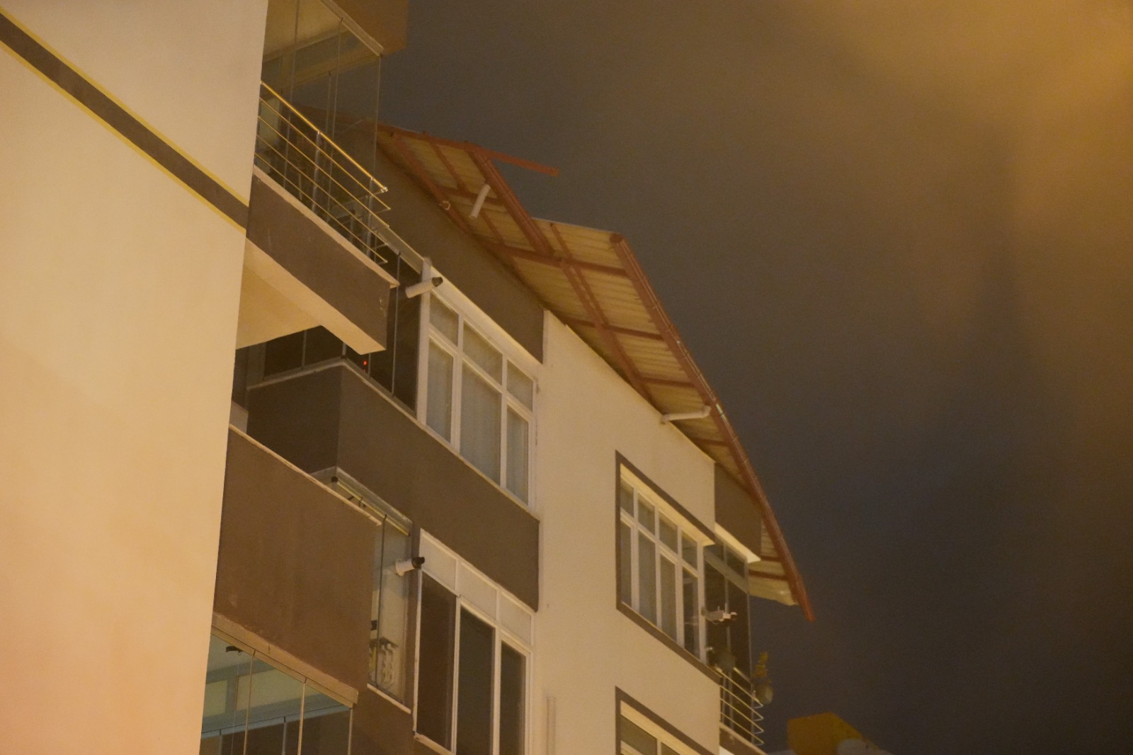 Şiddetli Fırtına Ağaçları Devirdi, Çatıları Uçurdu 8