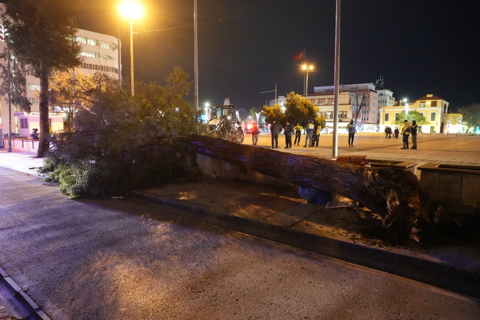 Şiddetli Fırtına Ağaçları Devirdi, Çatıları Uçurdu 8888888888888888888888