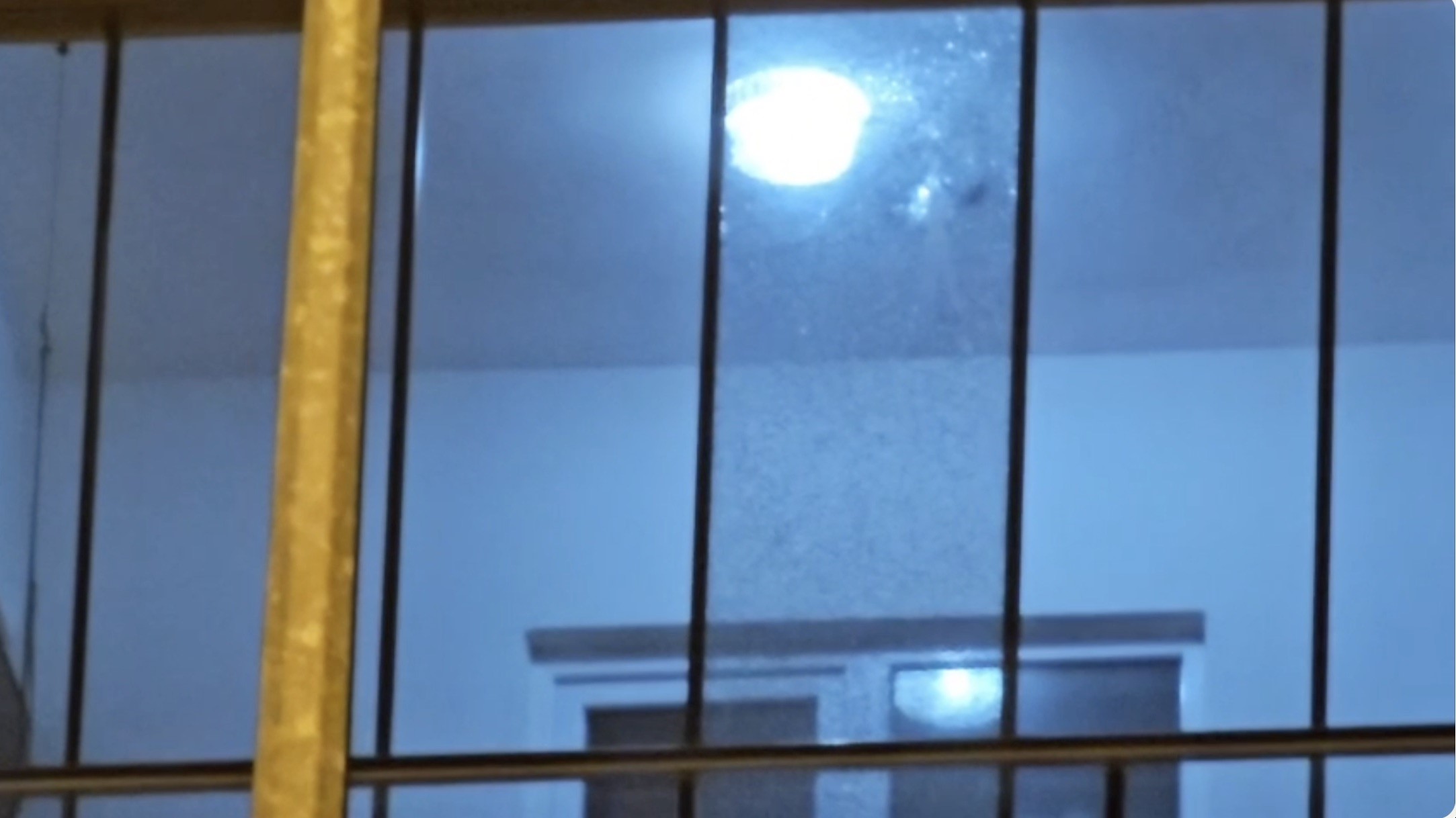 Sokak Ortasında Silah Sesleri Balkon Camına Kurşun İsabet Etti