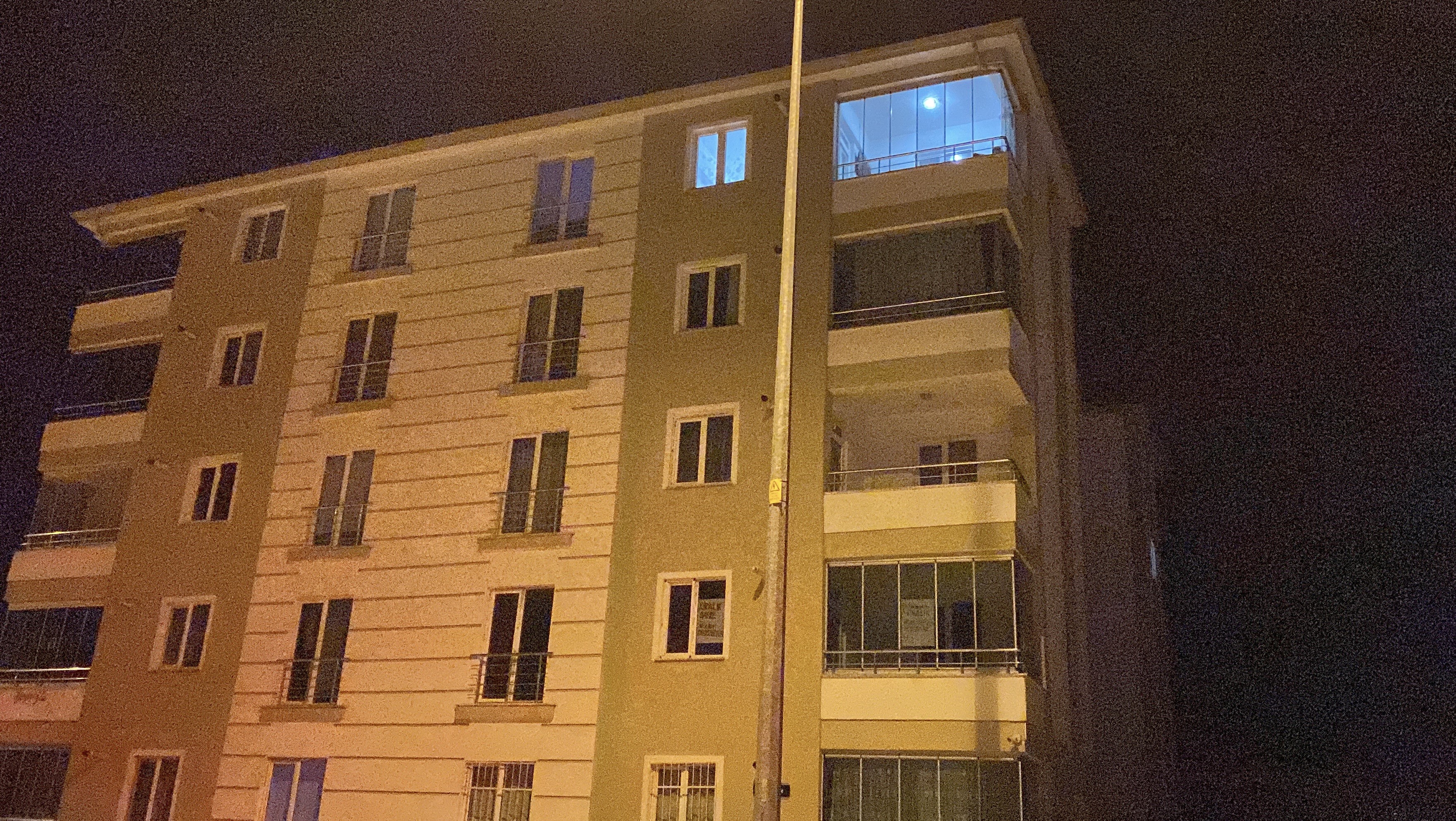 Sokak Ortasında Silah Sesleri Balkon Camına Kurşun İsabet Etti6