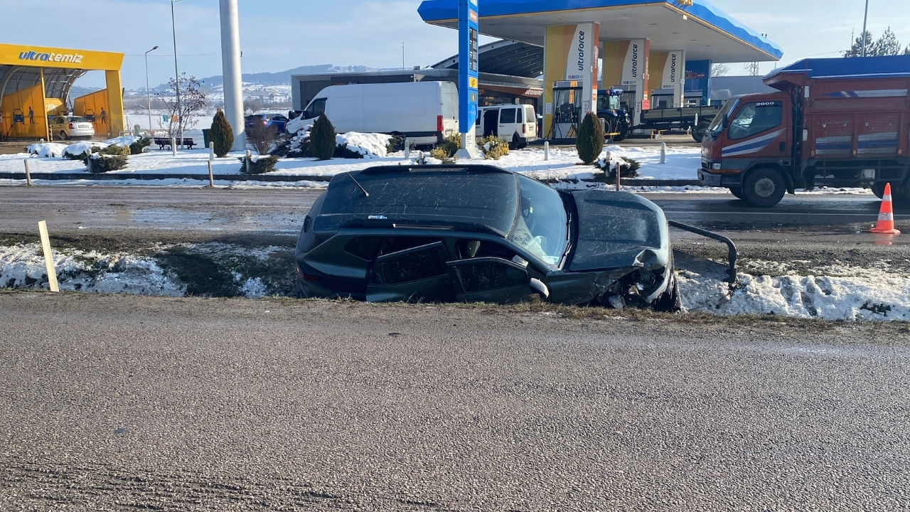 Taşköprü Yolunda Otomobil Ile Cip Çarpıştı Yaralılar Var! (2)