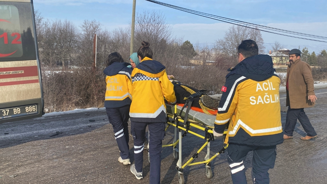 Taşköprü Yolunda Otomobil Ile Cip Çarpıştı Yaralılar Var! (3)