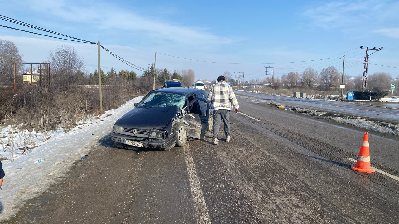 Taşköprü Yolunda Otomobil Ile Cip Çarpıştı Yaralılar Var! (4)
