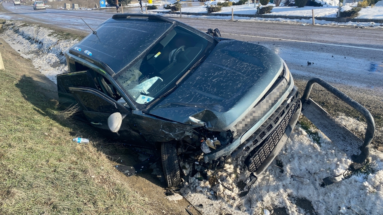 Taşköprü Yolunda Otomobil Ile Cip Çarpıştı Yaralılar Var! (5)