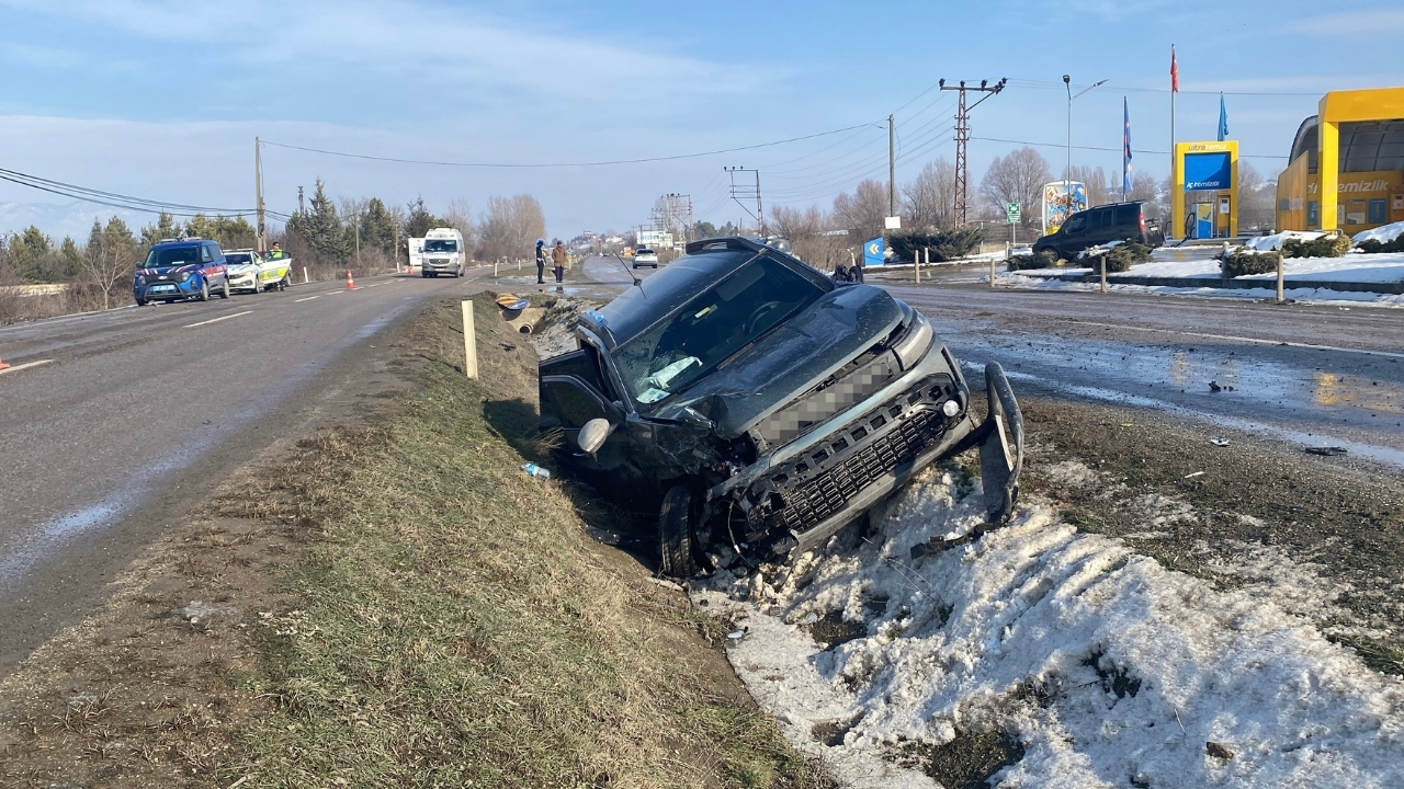 Taşköprü Yolunda Otomobil Ile Cip Çarpıştı Yaralılar Var! (6)