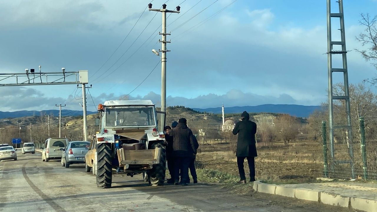 Taşköprü’de Maddi Hasarlı Kaza, Otomobil Traktörle Çarpıştı (1)-1