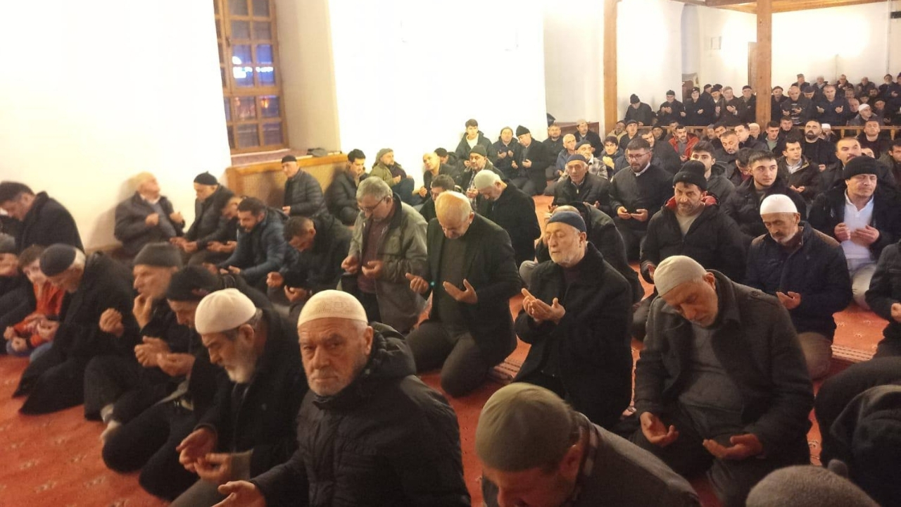 Taşköprü’de Miraç Kandili’nde Eller Duaya Kalktı (2)