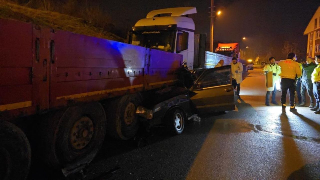 Tofaş Park Halindeki Tıra Saplandı, 1’I Ağır 2 Kişi Hastaneye Kaldırıldı (2)