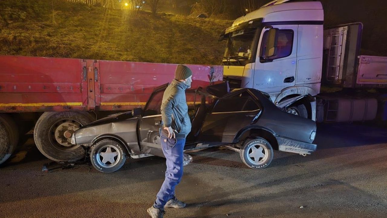 Tofaş Park Halindeki Tıra Saplandı, 1’I Ağır 2 Kişi Hastaneye Kaldırıldı (3)