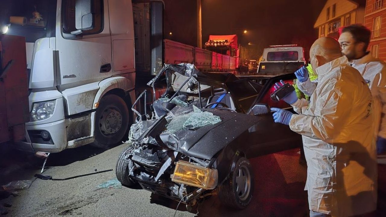 Tofaş Park Halindeki Tıra Saplandı, 1’I Ağır 2 Kişi Hastaneye Kaldırıldı (4)