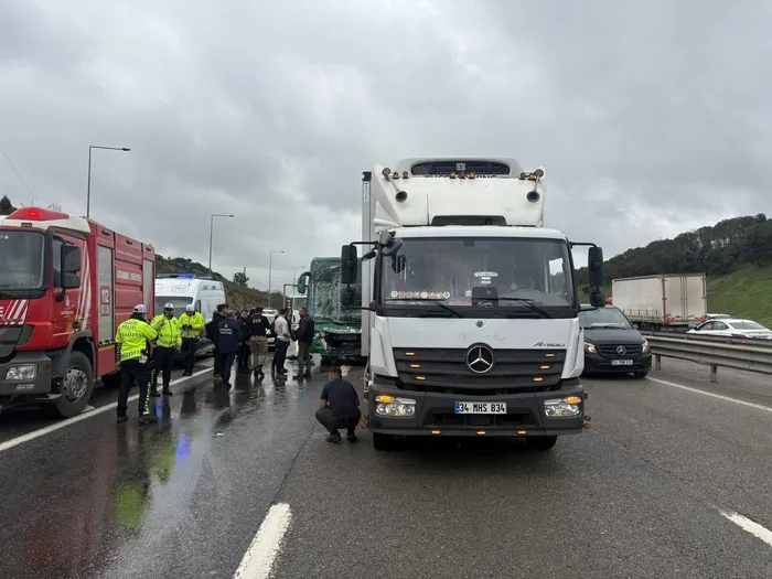 U 19 Otobüsü Tem Otoyolu’nda Kaza Yaptı, 3 Yaralı Var1