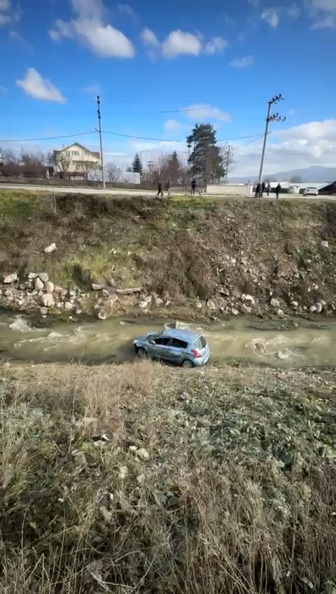 Virajı Alamayan Araç Dereye Uçtu 3 Yaralı1