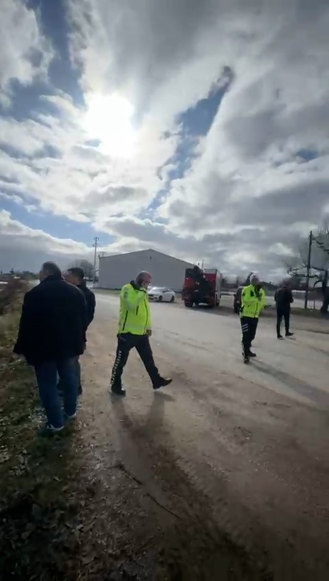 Virajı Alamayan Araç Dereye Uçtu 3 Yaralı2