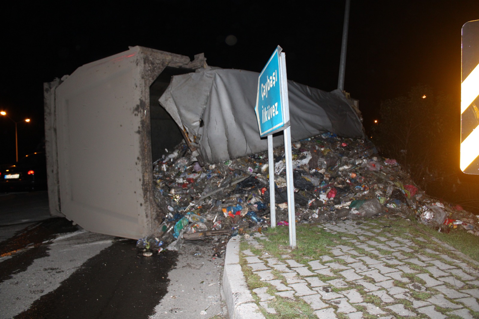 Virajı Alamayan Kamyon Devrildi Sürücü Yaralandı 21