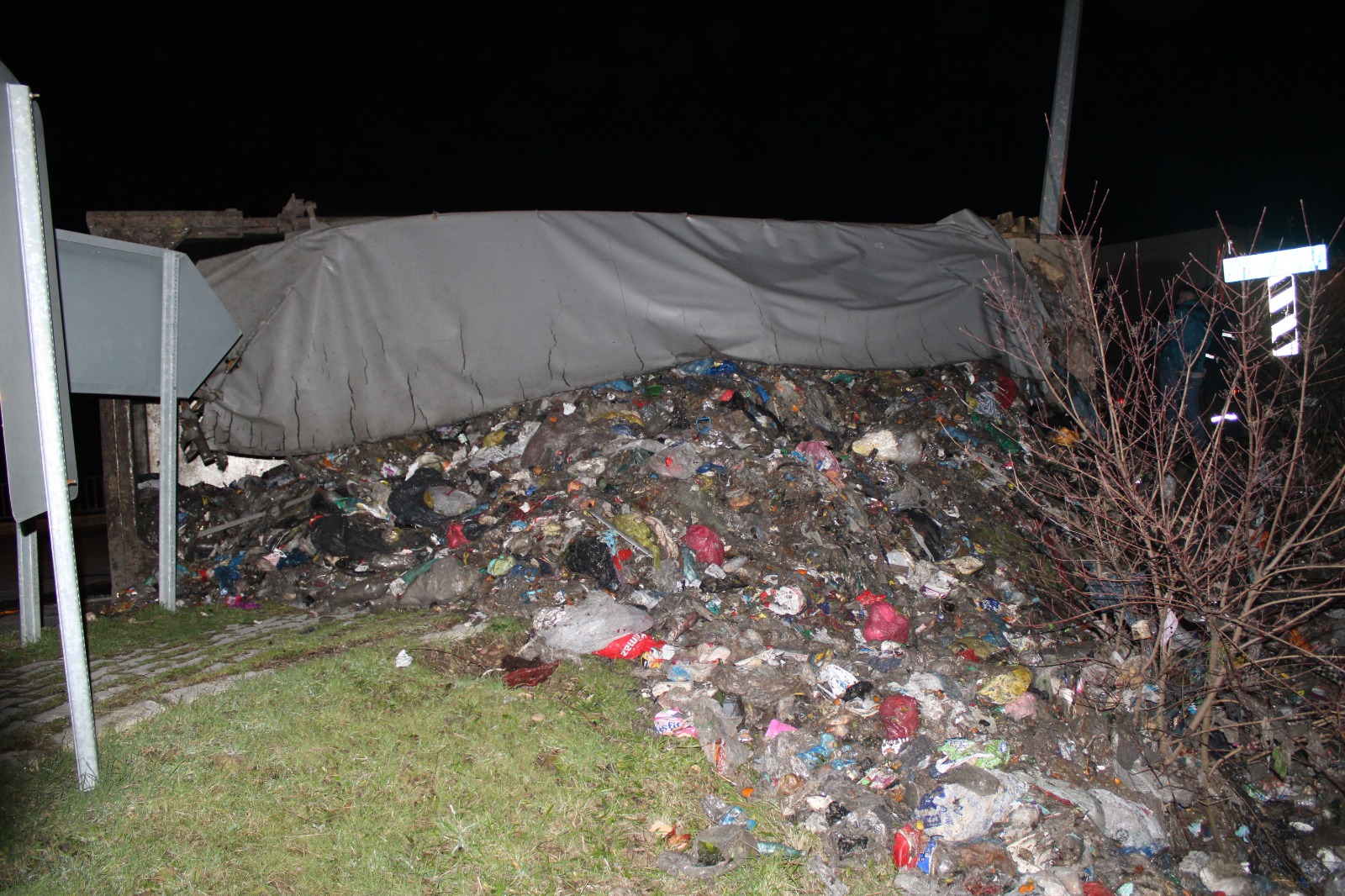 Virajı Alamayan Kamyon Devrildi Sürücü Yaralandı 22