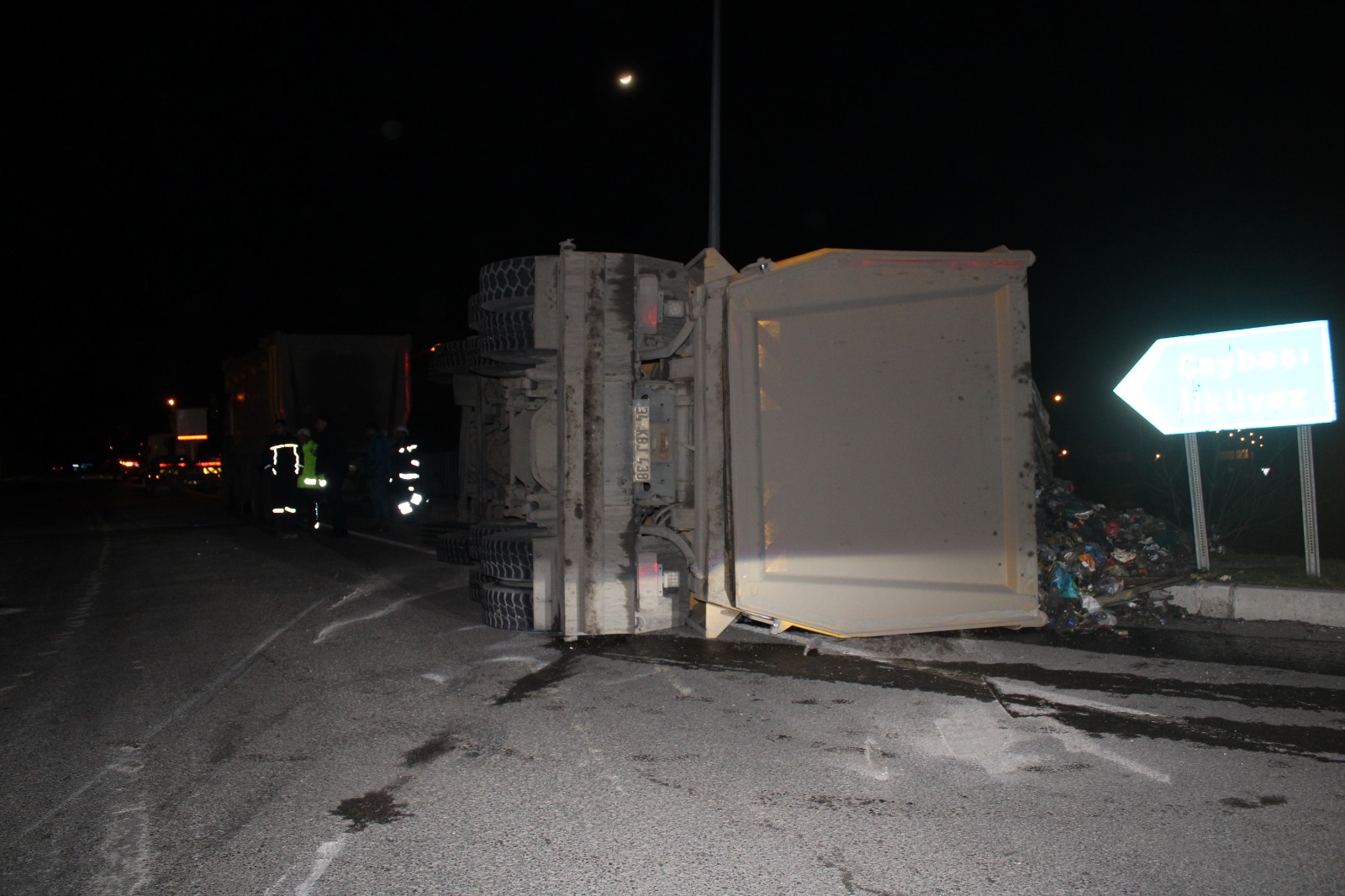 Virajı Alamayan Kamyon Devrildi Sürücü Yaralandı 24