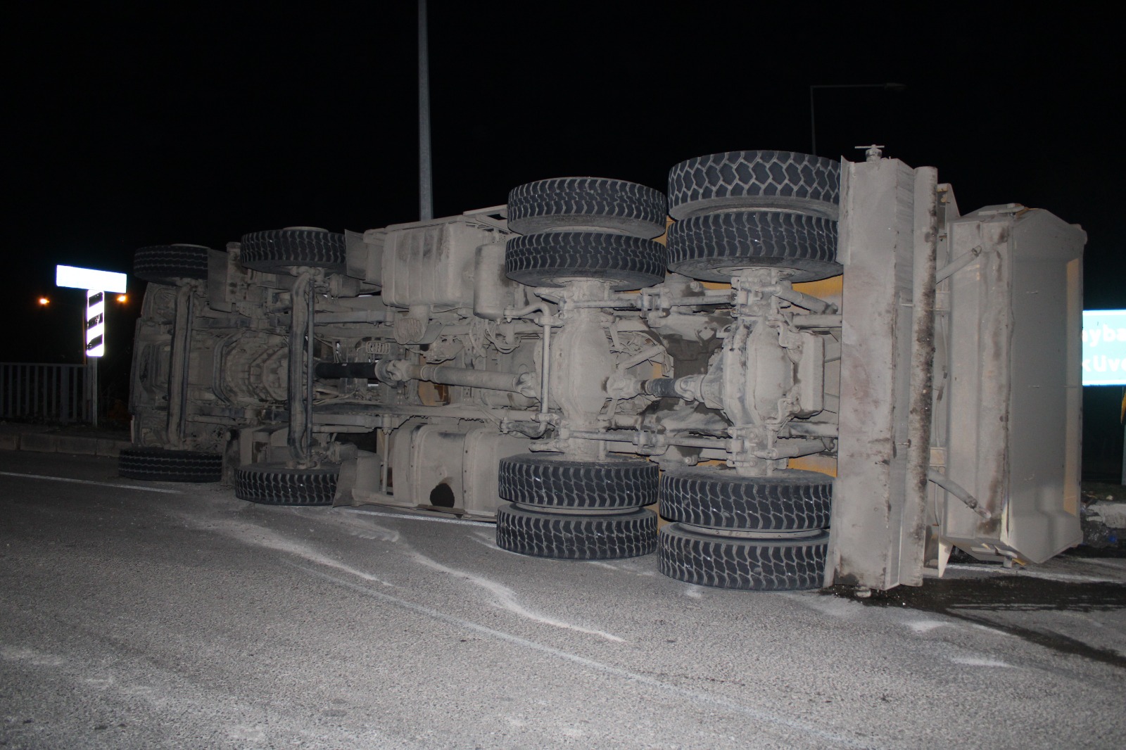 Virajı Alamayan Kamyon Devrildi Sürücü Yaralandı 25