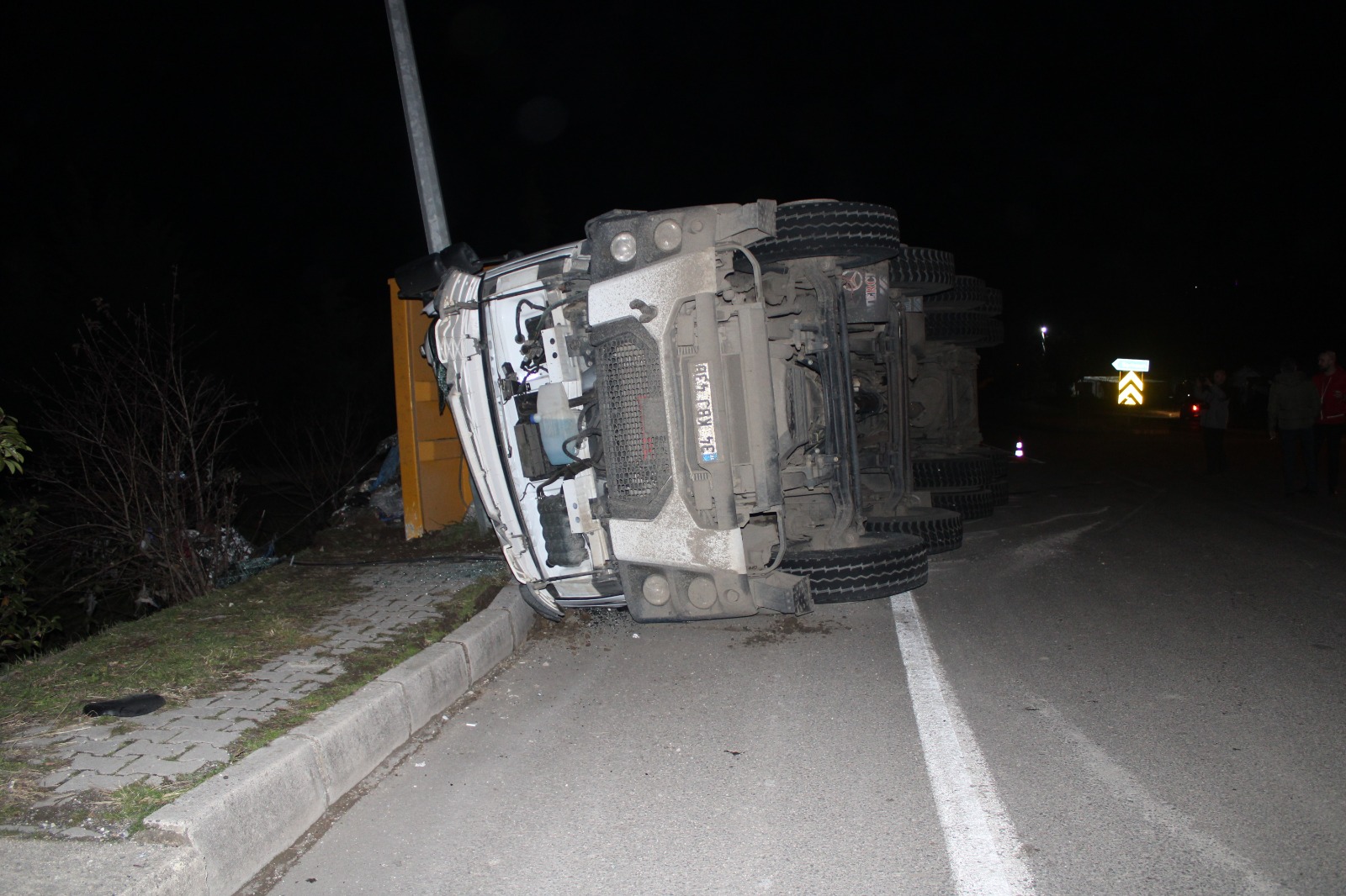 Virajı Alamayan Kamyon Devrildi Sürücü Yaralandı 26
