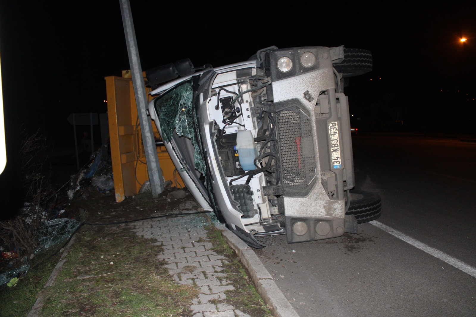 Virajı Alamayan Kamyon Devrildi Sürücü Yaralandı 4444