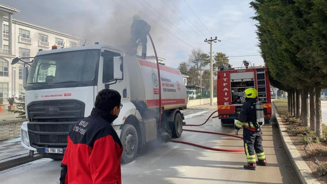Yol Süpürme Aracında Yangın İtfaiye Zamanla Yarıştı (1)