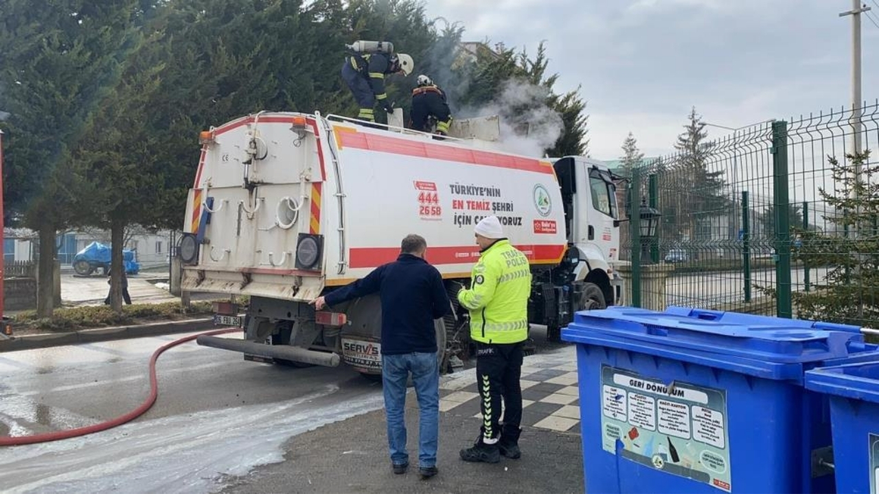 Yol Süpürme Aracında Yangın İtfaiye Zamanla Yarıştı (2)
