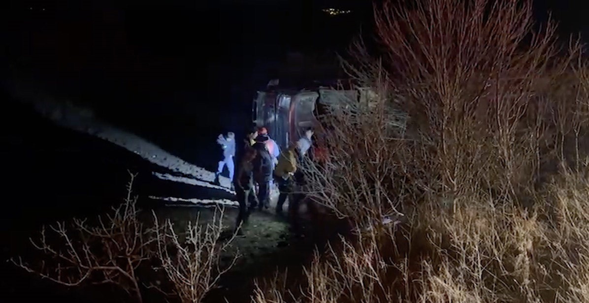 Yola Fırlayan Köpek Tır Kazasına Neden Oldu Sürücü Yaralandı1