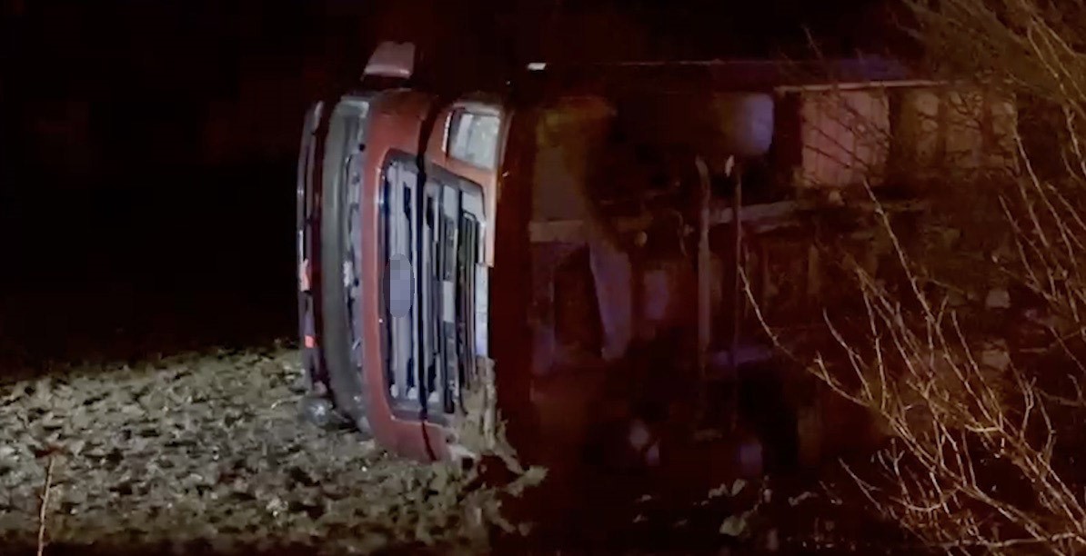 Yola Fırlayan Köpek Tır Kazasına Neden Oldu Sürücü Yaralandı4